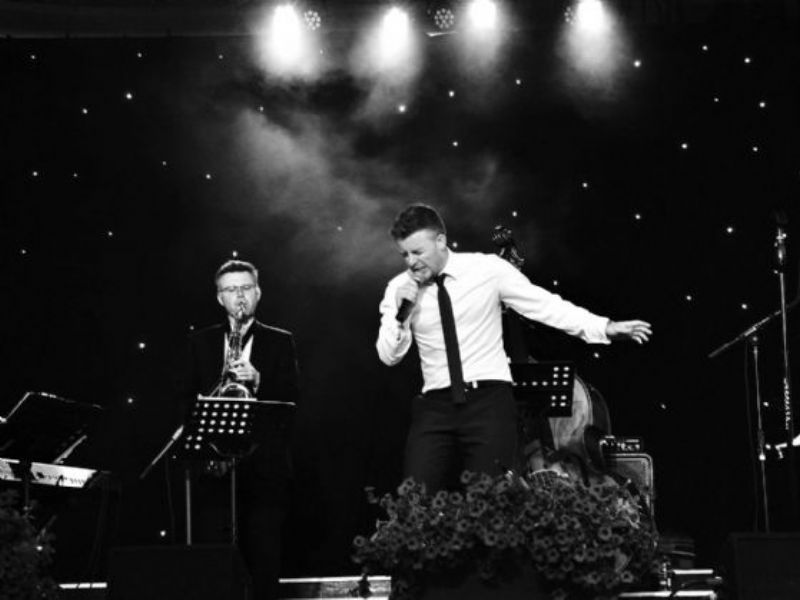 thomas crooner